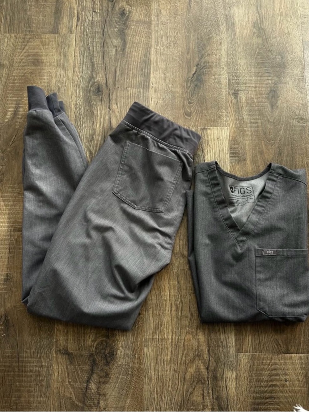Figs Women's Charcoal Gray Track Pants & V-Neck Top